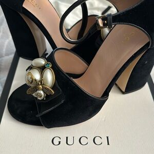 Gucci heels, soft velvet with Bee Gucci design